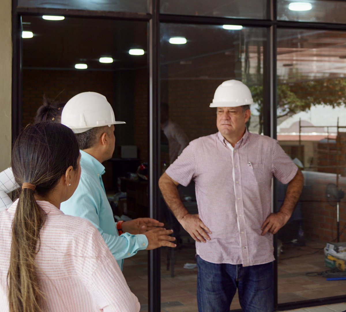 AreaM_Cucuta's tweet photo. En su compromiso con los municipios metropolitanos y su interés por el correcto devenir de las obras gestionadas por el AMC, Juan Carlos Soto, visitó el Corazón de Barrio Los Estoraques y La Libertad y el último tramo de pavimentación de la Avenida las Américas. https://t.co/minLalJZl2