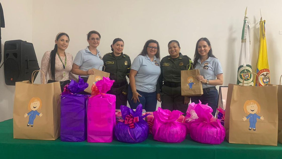AosPolicia's tweet photo. #AOSSantander se vinculó a la celebración del #DiaInternacionalDeLaMujer en compañía del señor Coronel Gustavo Adolfo Rodríguez Hernández, @PoliciaStander, llevando serenata, servicio de masajes, peinados y manicure, asimismo entregaron detalles #ManoTendidaYCorazónDispuesto https://t.co/5nRF9n4UtX