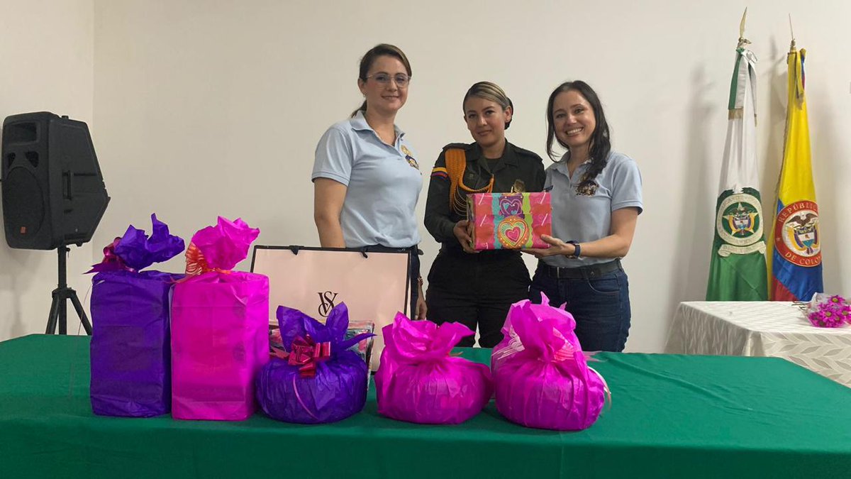 AosPolicia's tweet photo. #AOSSantander se vinculó a la celebración del #DiaInternacionalDeLaMujer en compañía del señor Coronel Gustavo Adolfo Rodríguez Hernández, @PoliciaStander, llevando serenata, servicio de masajes, peinados y manicure, asimismo entregaron detalles #ManoTendidaYCorazónDispuesto https://t.co/5nRF9n4UtX