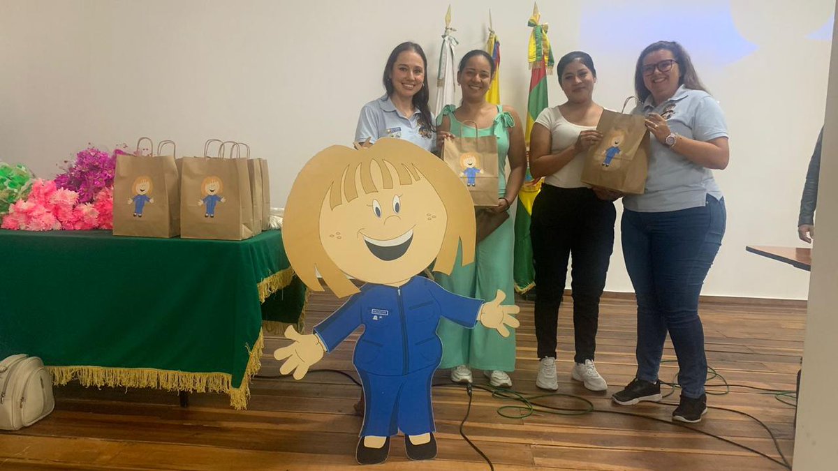 AosPolicia's tweet photo. #AOSSantander se vinculó a la celebración del #DiaInternacionalDeLaMujer en compañía del señor Coronel Gustavo Adolfo Rodríguez Hernández, @PoliciaStander, llevando serenata, servicio de masajes, peinados y manicure, asimismo entregaron detalles #ManoTendidaYCorazónDispuesto https://t.co/5nRF9n4UtX