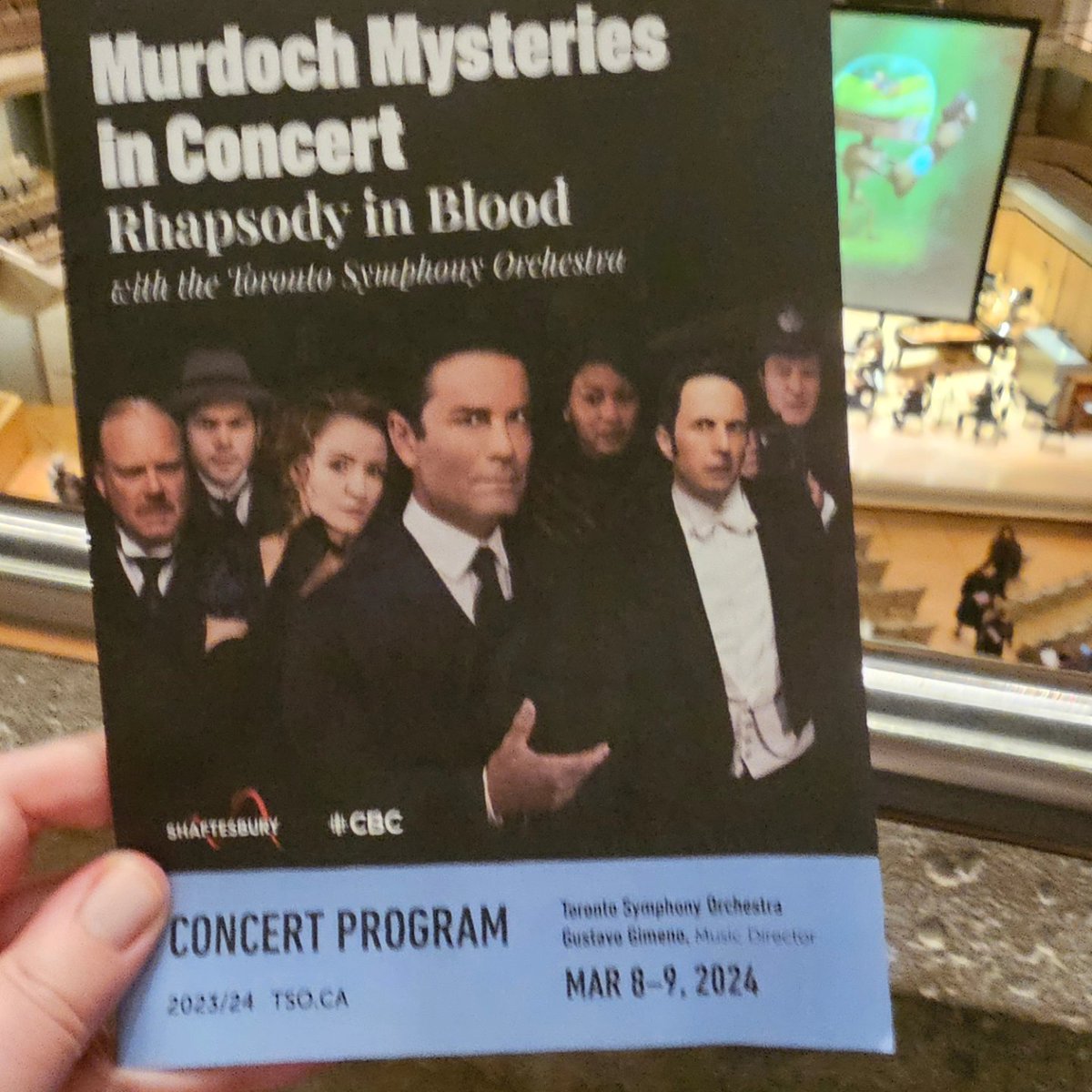 This soundtrack is probably the best yet. It was such a treat to hear it live! Love the notes appearing on screen and the musicians playing in shadow and background @CBCMurdoch #MurdochMysteries