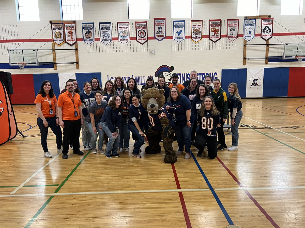 TAnthony_FMS's tweet photo. Thanks @TheRealStaley for getting our kids ready for IAR! 💙🏈🧡

@FreedomD100 
@BerwynSouth100 
@ChicagoBears https://t.co/UW13bujMTP