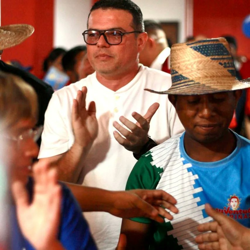 MichelleDVzla's tweet photo. ¡Barinas eligió! 

Hoy en una asamblea con nuestro equipo político estadal del @SoyPsuvBarinas, junto a las bases y los movimientos sociales, decidimos que nuestro líder para el futuro próspero de Venezuela sea @nicolasMaduro. 

¡Somos #PuebloVenezolanoLeal! https://t.co/3JRkfxr1Jo