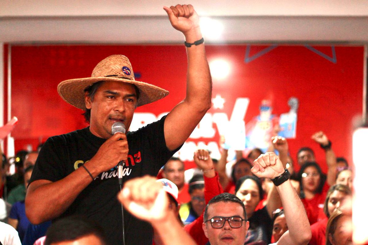 MichelleDVzla's tweet photo. ¡Barinas eligió! 

Hoy en una asamblea con nuestro equipo político estadal del @SoyPsuvBarinas, junto a las bases y los movimientos sociales, decidimos que nuestro líder para el futuro próspero de Venezuela sea @nicolasMaduro. 

¡Somos #PuebloVenezolanoLeal! https://t.co/3JRkfxr1Jo