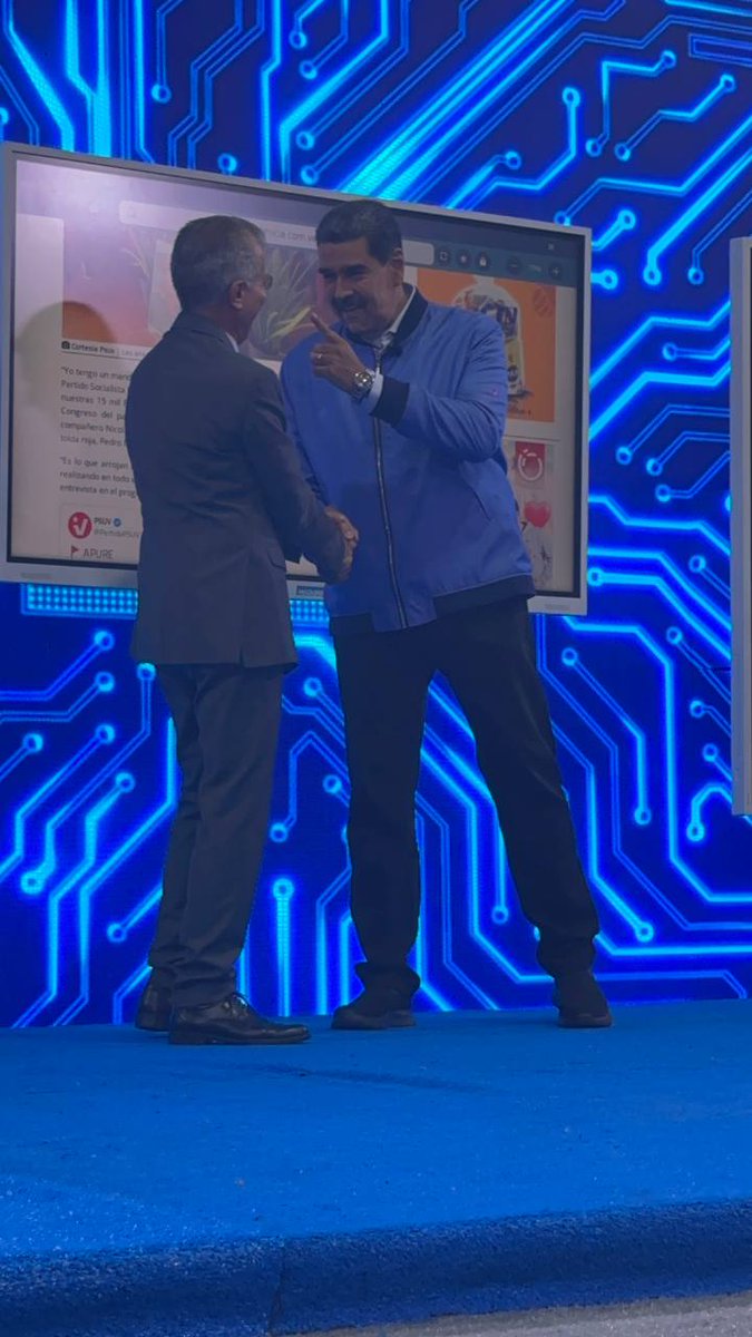 GuillermotlSur's tweet photo. "A mi tú no me jo...s" parece decirme @NicolasMaduro durante la amable,interesante,afectuosa y divertida invitación e interacción que tuvo conmigo como @gentedespierta de @teleSURtv, en la sección #ZonaDigital de su programa @ConMaduroMas_, una buena propuesta de @elmundoenelsur https://t.co/h7KxAY2BvT