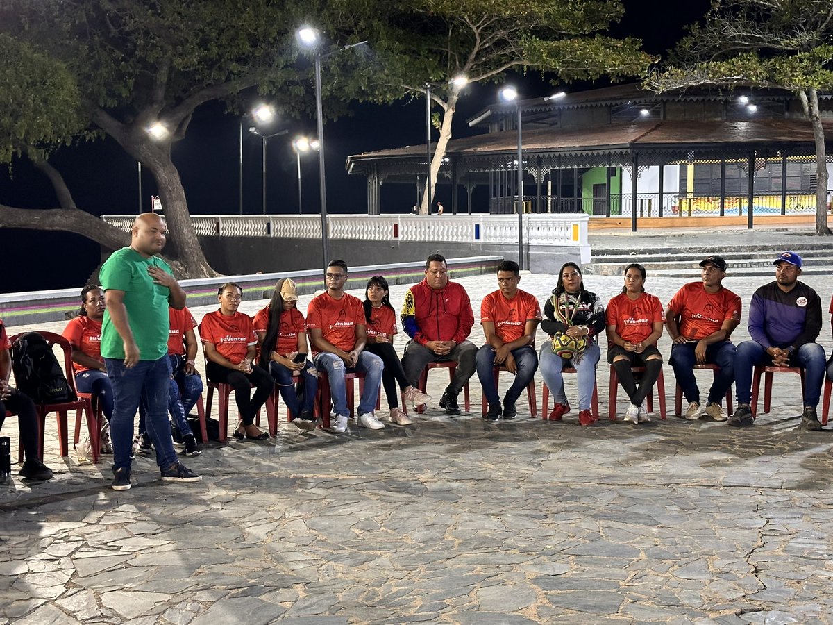 comandosergioh's tweet photo. En Ciudad Bolívar decimos #YoPostuloANicolas
#LoQueDiganLasBases @NicolasMaduro @PartidoPSUV es nuestro candidato y será reelecto por el pueblo https://t.co/lpP3bxMlDj