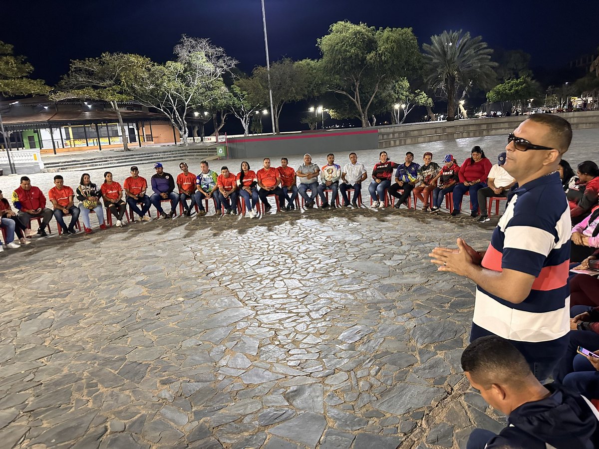 comandosergioh's tweet photo. En Ciudad Bolívar decimos #YoPostuloANicolas
#LoQueDiganLasBases @NicolasMaduro @PartidoPSUV es nuestro candidato y será reelecto por el pueblo https://t.co/lpP3bxMlDj