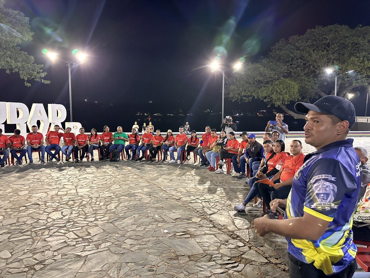 comandosergioh's tweet photo. En Ciudad Bolívar decimos #YoPostuloANicolas
#LoQueDiganLasBases @NicolasMaduro @PartidoPSUV es nuestro candidato y será reelecto por el pueblo https://t.co/lpP3bxMlDj
