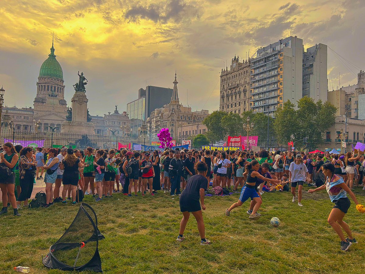 coorfutfem's tweet photo. Somos fuerza colectiva dispuesta a enfrentar a un poder establecido en el gobierno que nos quiere llevar puestas.

⚽️ Vamos a salir jugando desde abajo. A levantar la cabeza y buscar espacios para encontrarnos. Este partido recién empieza y tenemos todo para ganarlo. https://t.co/6zhyBguMjK