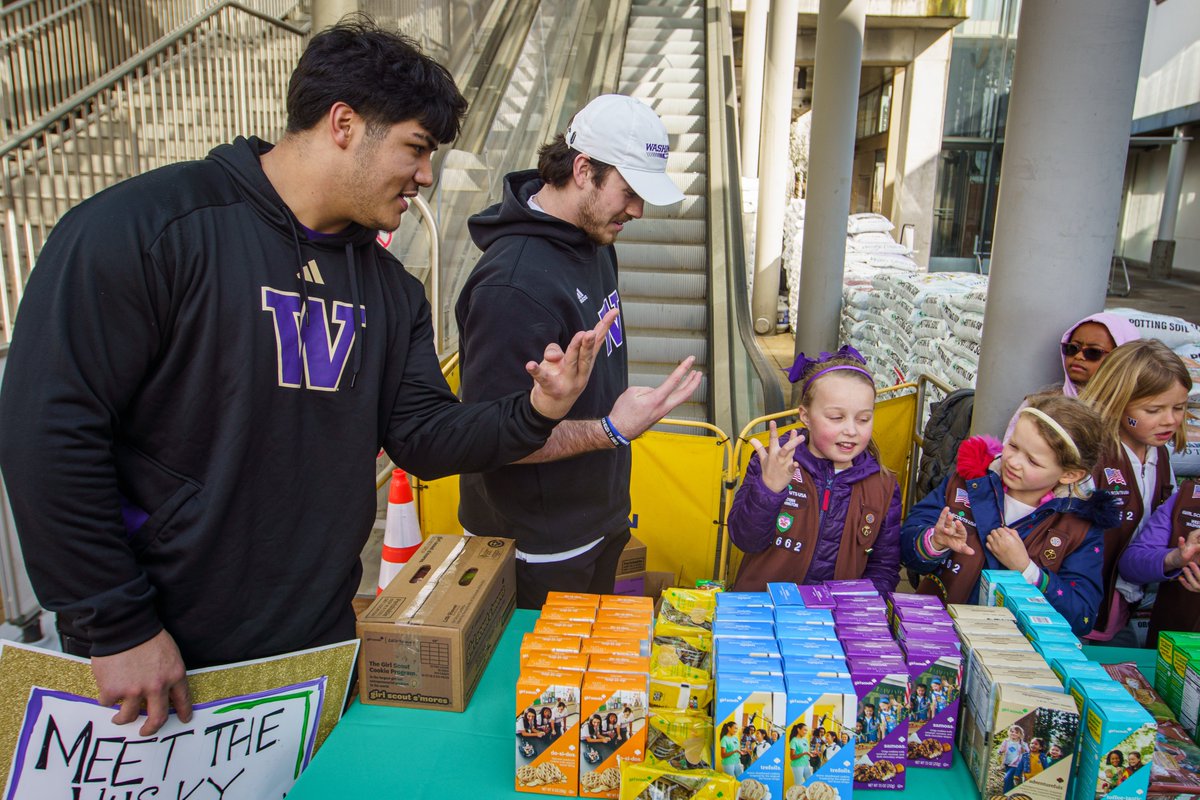 montlakefutures's tweet photo. Saturday was an absolute blast teaming up with our local @GirlScoutsWW!  Dawg Fans, you've got just one week left to snag your favorite Girl Scout cookies. Don't let this sweet season pass you by without grabbing a box (or more!) of the best treats of the year 🍪🎉

#NILatuW https://t.co/Tj6Ez67bkB