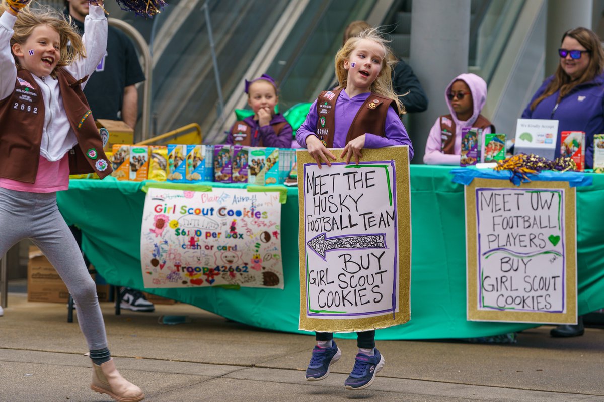 montlakefutures's tweet photo. Saturday was an absolute blast teaming up with our local @GirlScoutsWW!  Dawg Fans, you've got just one week left to snag your favorite Girl Scout cookies. Don't let this sweet season pass you by without grabbing a box (or more!) of the best treats of the year 🍪🎉

#NILatuW https://t.co/Tj6Ez67bkB