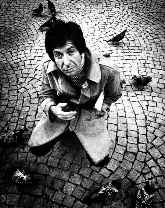 literlandweb1's tweet photo. "No me considero un pesimista. Creo que un pesimista es alguien que está esperando que llueva. Y yo me siento empapado hasta los huesos". 
 Leonard Cohen 
📷Gijsbert Hanekroot https://t.co/oFFbYR5Yw9