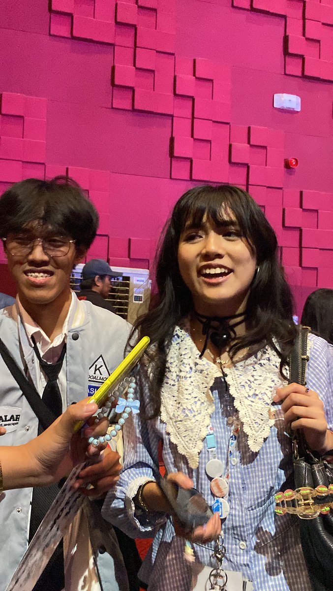 News5PH's tweet photo. Kuha ng Pinoy #Planktons na maswerteng nakatanggap ng drumstick mula kay #Dongkyu ng Korean indie band na #WaveToEarth sa “The First Era” concert na idinaos sa New Frontier Theater kagabi, March 11.
📸: Aceelaine Duron/ Lace Anne Ebuña https://t.co/SR3xBoXAi9