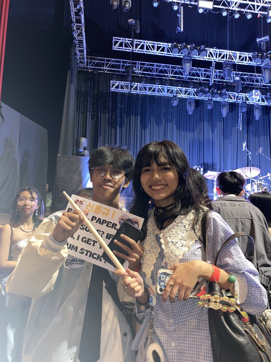 News5PH's tweet photo. Kuha ng Pinoy #Planktons na maswerteng nakatanggap ng drumstick mula kay #Dongkyu ng Korean indie band na #WaveToEarth sa “The First Era” concert na idinaos sa New Frontier Theater kagabi, March 11.
📸: Aceelaine Duron/ Lace Anne Ebuña https://t.co/SR3xBoXAi9