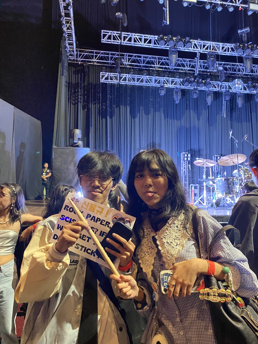 News5PH's tweet photo. Kuha ng Pinoy #Planktons na maswerteng nakatanggap ng drumstick mula kay #Dongkyu ng Korean indie band na #WaveToEarth sa “The First Era” concert na idinaos sa New Frontier Theater kagabi, March 11.
📸: Aceelaine Duron/ Lace Anne Ebuña https://t.co/SR3xBoXAi9