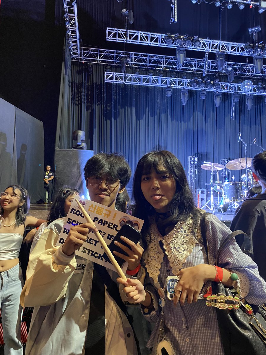 News5PH's tweet photo. Kuha ng Pinoy #Planktons na maswerteng nakatanggap ng drumstick mula kay #Dongkyu ng Korean indie band na #WaveToEarth sa “The First Era” concert na idinaos sa New Frontier Theater kagabi, March 11.
📸: Aceelaine Duron/ Lace Anne Ebuña https://t.co/SR3xBoXAi9
