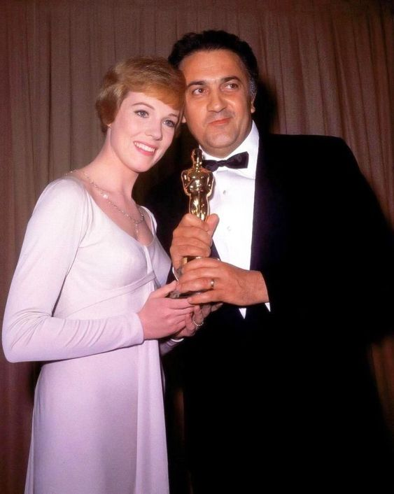 Best Foreign Language Film Oscar winner for '8 1/2' FEDERICO FELLINI, with presenter Julie Andrews, 1964.