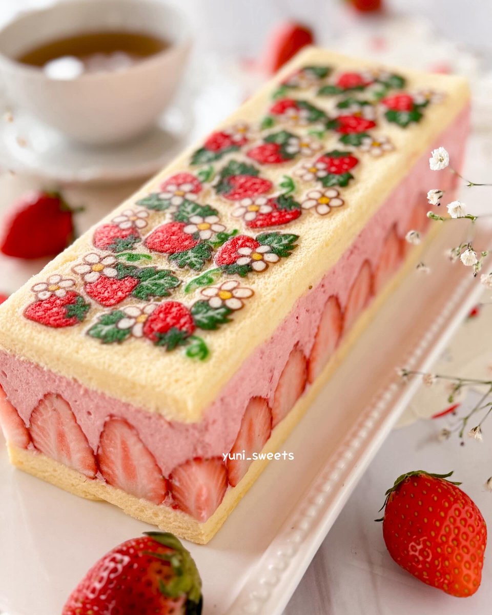 yuni_sweets's tweet photo. 苺いっぱいの苺ムースケーキ🍓

中にも外にもいっぱい苺を詰めて
春を感じる可愛いケーキに♥️ 
 #いちごショートケーキ  #ムースケーキ
 #苺  #おうちカフェ #手作りお菓子 https://t.co/5YpZIitWVO
