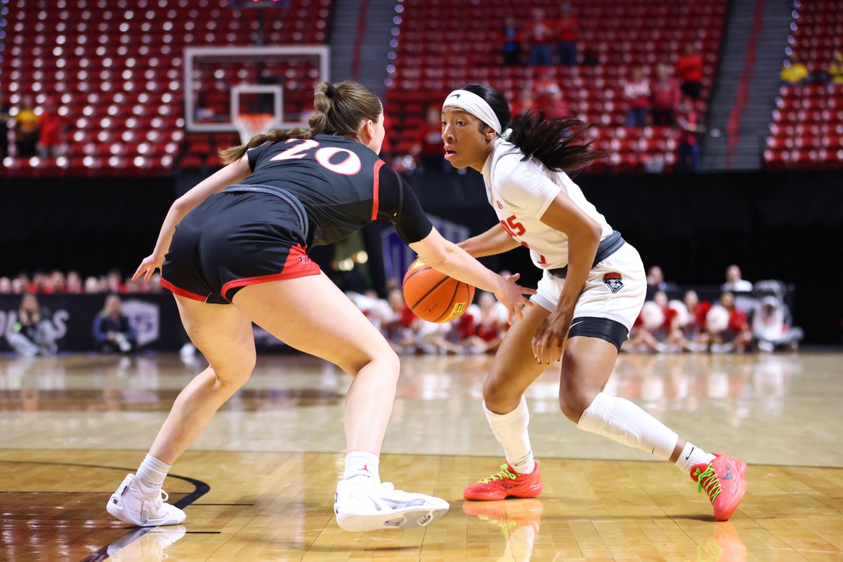 MountainWest's tweet photo. Aztecs up 39-28 going into the half ‼️ https://t.co/9diG9HoN8p