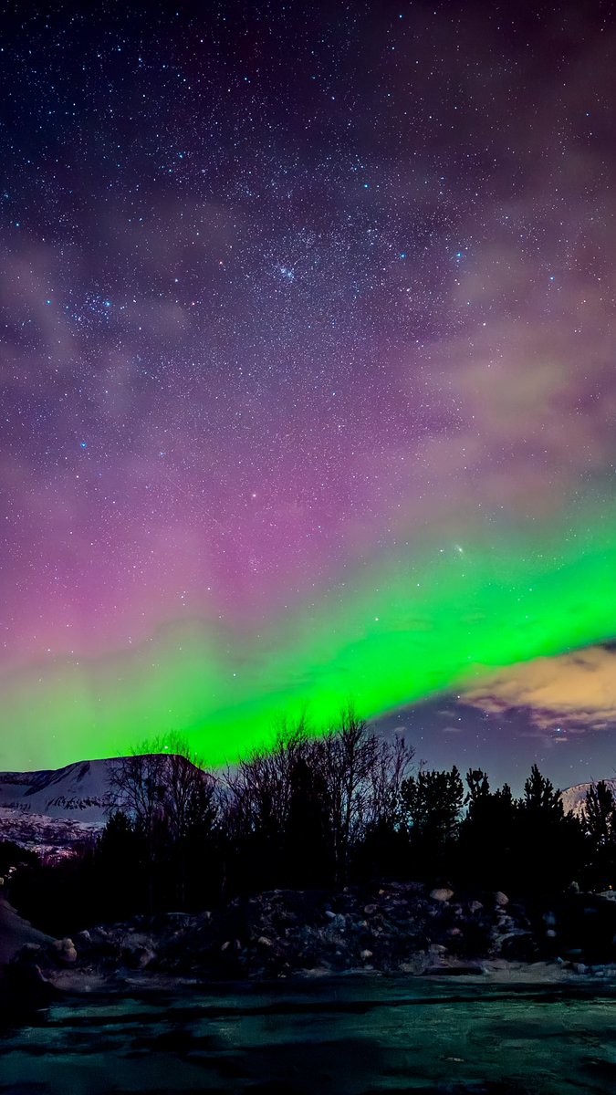 aMrazing's tweet photo. And the queen of light dance in the sky. Day 1, langsung dikasih liat aurora. Bahagia banget 😭 i’m truly blessed, and lucky. Mau nyumpahin kalian semua yang liat tweet ini, aku sumpahin bisa liat langsung keindahan northern lights di Tromsø!! https://t.co/ppwOTQN9nr