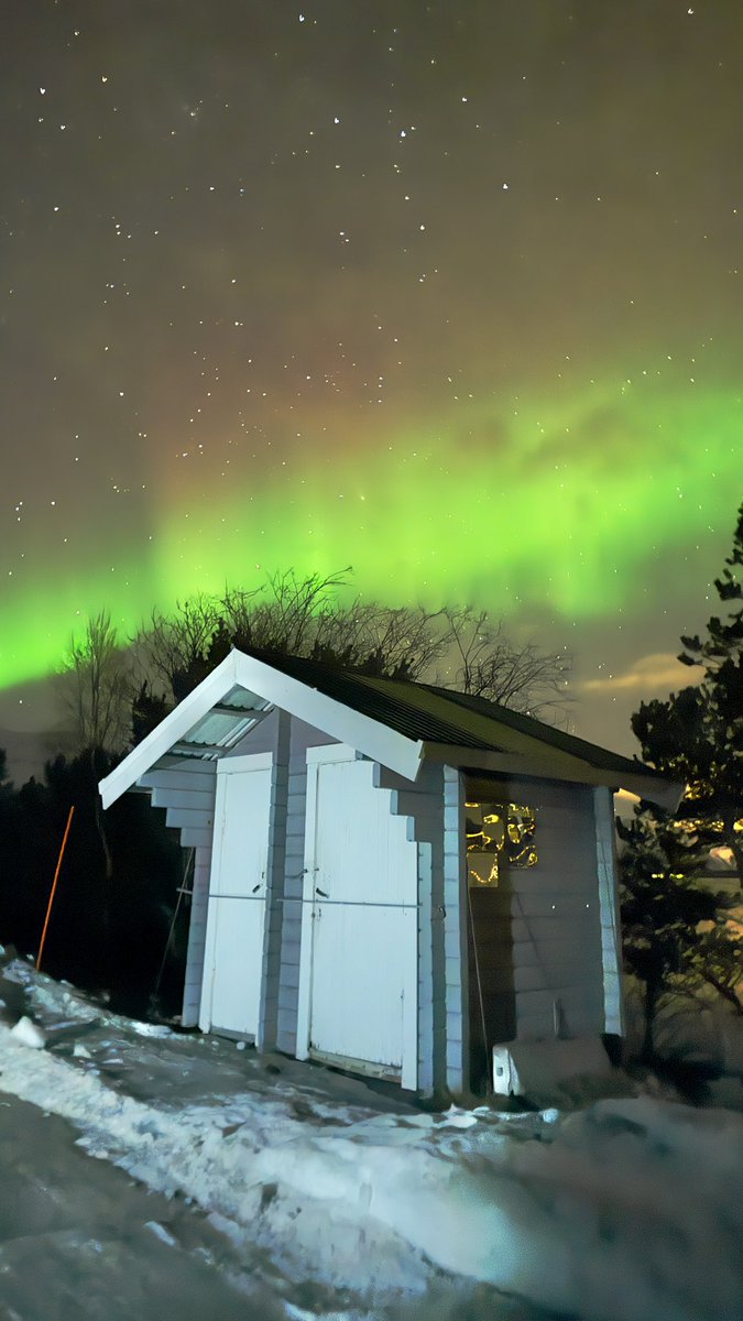 aMrazing's tweet photo. And the queen of light dance in the sky. Day 1, langsung dikasih liat aurora. Bahagia banget 😭 i’m truly blessed, and lucky. Mau nyumpahin kalian semua yang liat tweet ini, aku sumpahin bisa liat langsung keindahan northern lights di Tromsø!! https://t.co/ppwOTQN9nr