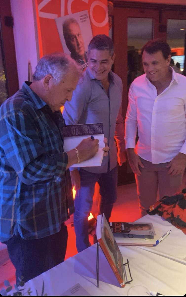 Lançamento do novo livro do Galo. O Efeito Zico. Foto pesadíssima!  Galo, Marcos Neves, autor da obra, e Pet!