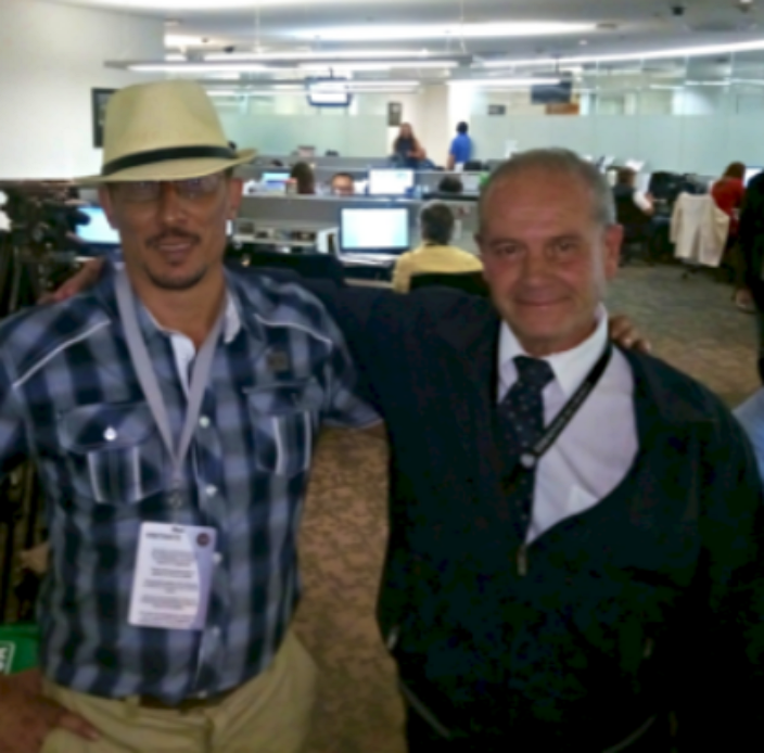 NoSoyBuenaOnda's tweet photo. Nos llaman "Los Ancianos"
Nacimos en los 60s y 70s.
Crecimos en los 70s y 80s.
Estudiamos en los años 70-80.
Salimos juntos en los 70-80-90.
Nos casamos y descubrimos el mundo en los 70-80-90.
Nos aventuramos en los 80-90.
Nos estabilizamos en la década de 2000.
Nos hicimos más sabios en 2010.
Y vamos firmemente más allá del 2020.
Parece que vivimos varias décadas diferentes...
DOS siglos diferentes...
DOS milenios separados...
Hemos pasado del teléfono con un operador de llamadas de larga distancia a videollamadas a cualquier parte del mundo.
Hemos pasado de diapositivas a YouTube, discos de vinilo a música en línea, cartas escritas a mano al correo electrónico y WhatsApp.
Desde la radio juegos en vivo, hasta la televisión en blanco y negro, hasta la televisión a color y luego a la televisión 3D HD.
Fui a la tienda de videocasetes y ahora veo Netflix.
Conocimos las primeras computadoras, tarjetas perforadas, disquetes y ahora tenemos gigabytes y megabytes en nuestros smartphones.
Llevamos pantalones cortos toda la infancia y luego pantalones, Oxford, cohetes, carcasas completas y vaqueros azules.
Esquivamos la parálisis infantil, la meningitis, la polio, la tuberculosis, la gripe porcina y ahora el COVID-19.
Solíamos andar en patines, triciclos, bicicletas, ciclomotores, coches de gasolina o diesel y ahora manejamos híbridos o eléctricos.
Sí, hemos pasado por mucho, ¡pero qué vida hemos tenido!
Podrían describirnos como "ejemplares", personas nacidas en ese mundo de los cincuenta, que tuvieron una infancia análoga y adultez digital.
¡Hemos como "lo he visto todo"!
Nuestra generación literalmente ha vivido y a sido testigo más que nadie en todas las dimensiones de la vida.
Es nuestra generación la que literalmente se ha adaptado al "CAMBIO. "
Un gran aplauso a todos los miembros de una generación muy especial, que será ÚNICA!