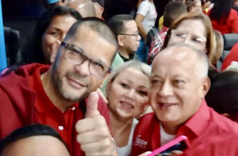 Omar_PrietoPSUV's tweet photo. Al Pdte. @nicolasmaduro nuestro abrazo infinito de amor, lealtad y compromiso en la batalla por la defensa de nuestro pueblo. Al hermano y jefe político @dcabellor, nuestra acción y pasión para seguir avanzando en revolución victoriosa. Rumbo a la gran batalla del #28J VENCEREMOS https://t.co/CTzwW1ElDn