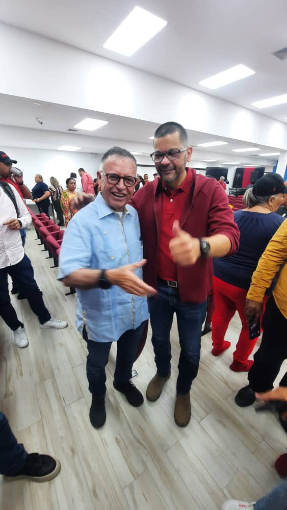 Al Pdte. <a href="/nicolasmaduro/">Nicolás Maduro</a> nuestro abrazo infinito de amor, lealtad y compromiso en la batalla por la defensa de nuestro pueblo. Al hermano y jefe político <a href="/dcabellor/">Diosdado Cabello R</a>, nuestra acción y pasión para seguir avanzando en revolución victoriosa. Rumbo a la gran batalla del #28J VENCEREMOS