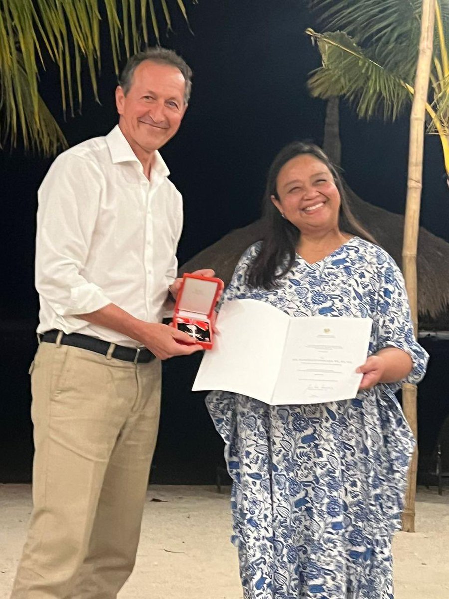 AustriaInPH's tweet photo. In celebration of the National Women's Month, Amb. Johann Brieger awarded the Decoration of Honor in Silver for Services to the Republic of Austria conferred by Federal President Alexander Van der Bellen to Mrs. Julie Alegrado Vergara, Austrian Honorary Consul in Cebu. https://t.co/C1lwAFaoFP