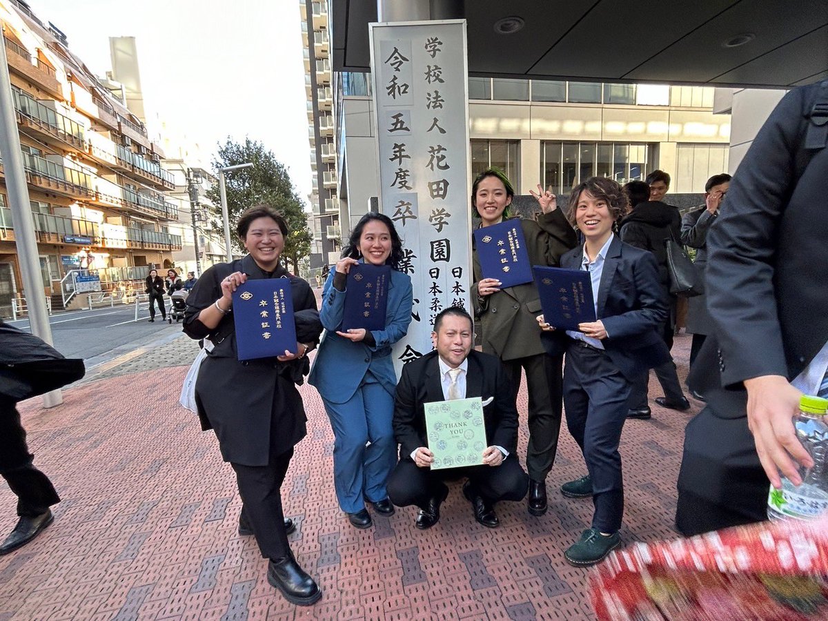 dodge78odk's tweet photo. 花田卒業🌸長い長ーい学生生活もおーわり！！気づいたらまた学生に戻ってるかも🤣この私に鍼打たれたい度胸ある方は申し出てくださーい✋ https://t.co/jrzLrvuRDc