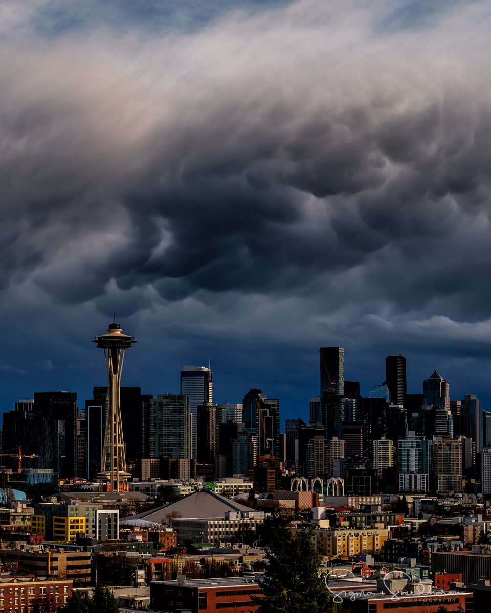 The storm before the rainbow... This is what the #Seattle sky looked like on Saturday afternoon before the rainbows started showing up. #Mammatus clouds signaling an upcoming storm.