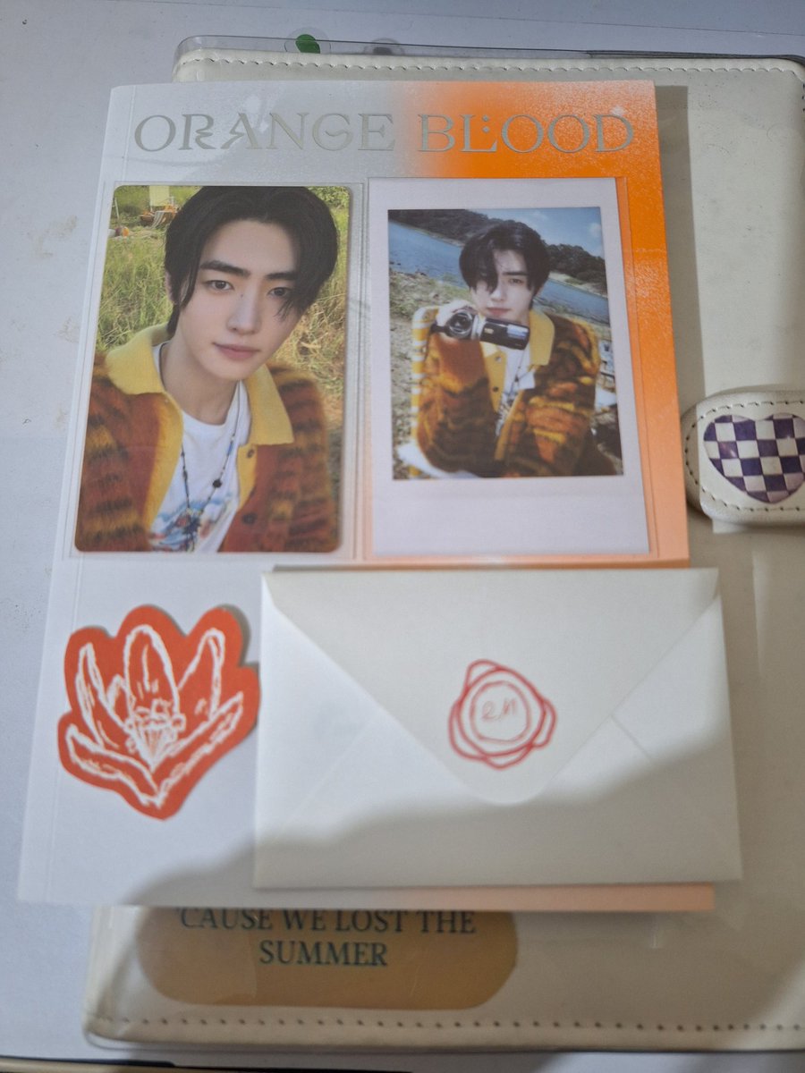 AlanaCollector's tweet photo. VENDO ORANGE BLOOD SUNGHOON ENGENE VER💕🤝

- 90 (FRETE INCLUSO)
- mando vídeo no PV

✅ Sunghoon, engene, Orange blood, venda, troca, photocard, álbum, enhypen, frete. https://t.co/NqByNzembP