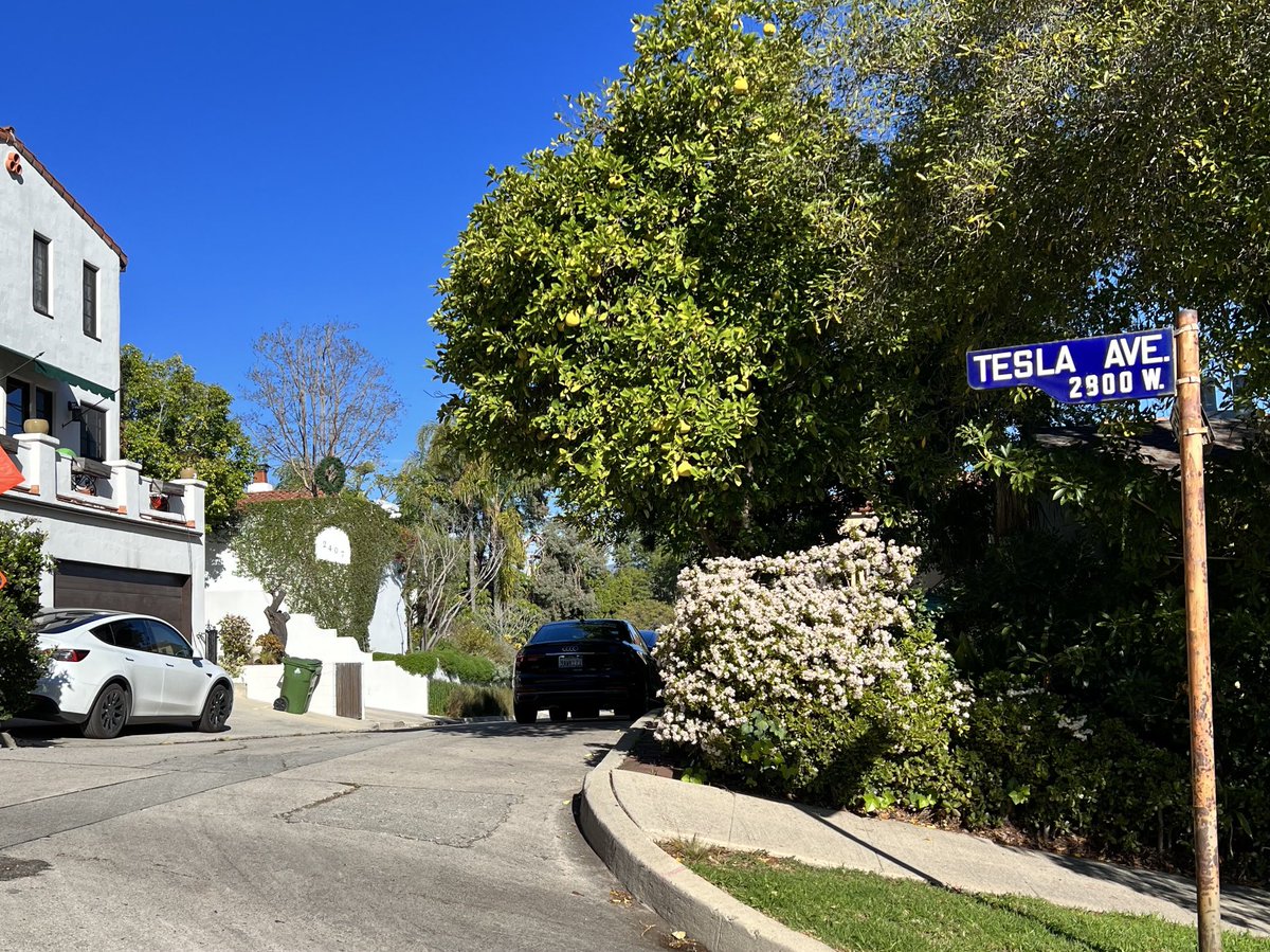 Tesla Avenue, Los Angeles, CA