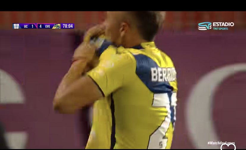 pipe_ever's tweet image. Berrios besando la camiseta, que grande el Topo 🔵🟡🔵 gracias por amar estos colores como yo