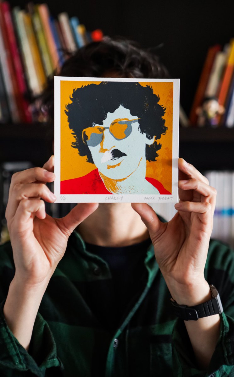 La música se manifiesta de muchas formas, y aunque nuestras influencias son innumerables, el tiempo ha dado paso a estos homenajes que nos parecen necesarios. 
•
Les dejamos las opciones que tenemos, para que se animen a llevarlos a casa. ♥️✍🏼🖼️
rogerycaza.com/product-catego…