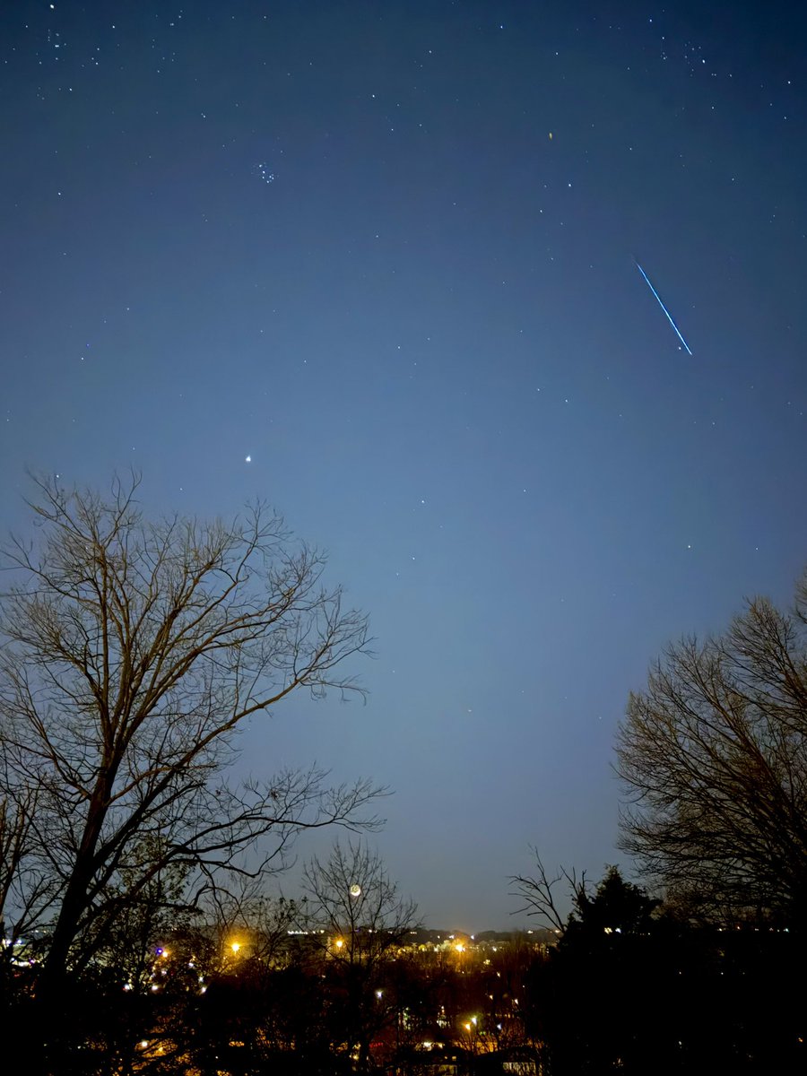 jensenricke's tweet photo. Jupiter, the moon, and Starlink satellites showing off tonight 💫  @MarcWeinbergWX https://t.co/g73HJX7j59