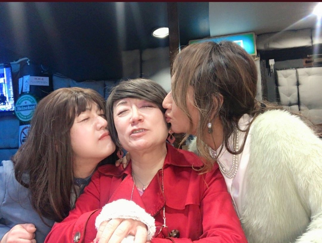 3Lkk9's tweet photo. 名古屋女子会🍻
弥生さんはみんなに💋💕してまわった後に自分のほっぺにも💋💕しろって、もう大変💦
実篤君は無関係のような表情𐤔
こんなのが楽しいんだけどね♡
 #ふぇありーず https://t.co/0rzTStZKDb