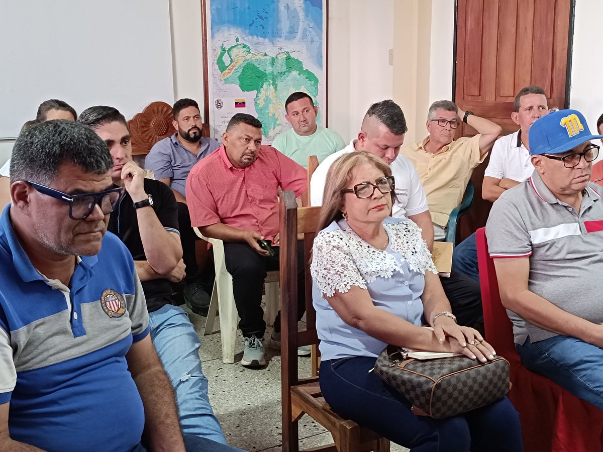 ZoraimaEcheniq's tweet photo. dentro de este encuentro destacamos las estadística de producción forestal del estado la responsabilidad que tiene todos con la producción de material vegetal en viveros, además evaluamos los compromisos adquiridos para la entrega de los kit de mesas sillas

#PuebloVenezolanoLeal https://t.co/09VJjy7IBH