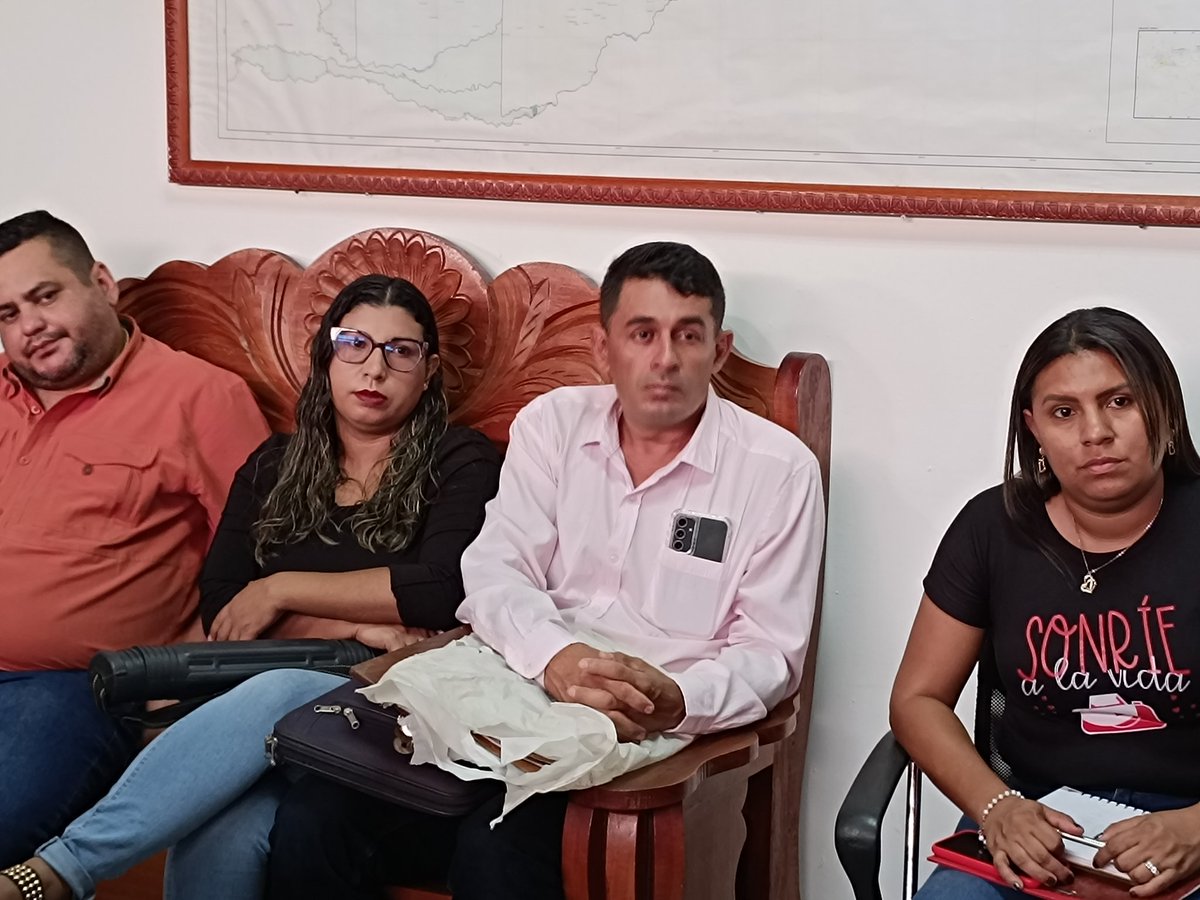 ZoraimaEcheniq's tweet photo. dentro de este encuentro destacamos las estadística de producción forestal del estado la responsabilidad que tiene todos con la producción de material vegetal en viveros, además evaluamos los compromisos adquiridos para la entrega de los kit de mesas sillas

#PuebloVenezolanoLeal https://t.co/09VJjy7IBH