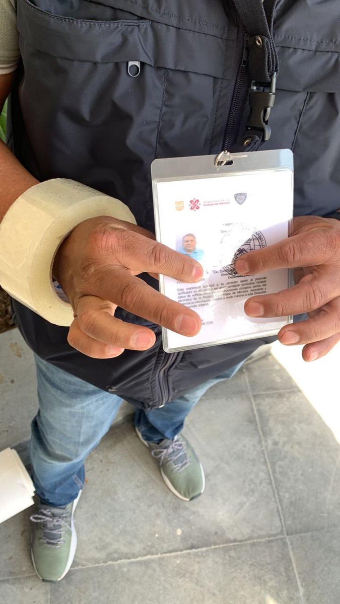lumendoz's tweet photo. CDMX‼️ Usando de manera facciosa la ley, @AdrianRubalcava mandó a clausurar la casa de la mamá del candidato del PRI al distrito 20 local en Cuajimalpa, @RafitaMon58461 , en venganza porque el priista no cedió a las amenzas del alcalde para que renunciara a la candidatura. Vean el miedo de la #FamiliaDragon #ElCambioViene @carlosorvananos se llevará @AlcCuajimalpa