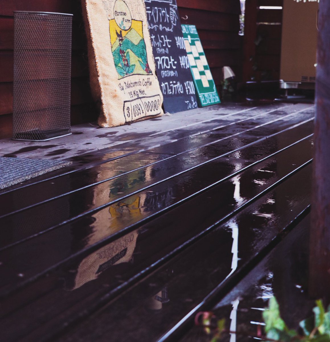 おはようございます。

すごい雨ですね・・・

入り口付近水たまり出来て滑りやすいのでお気を付けください。