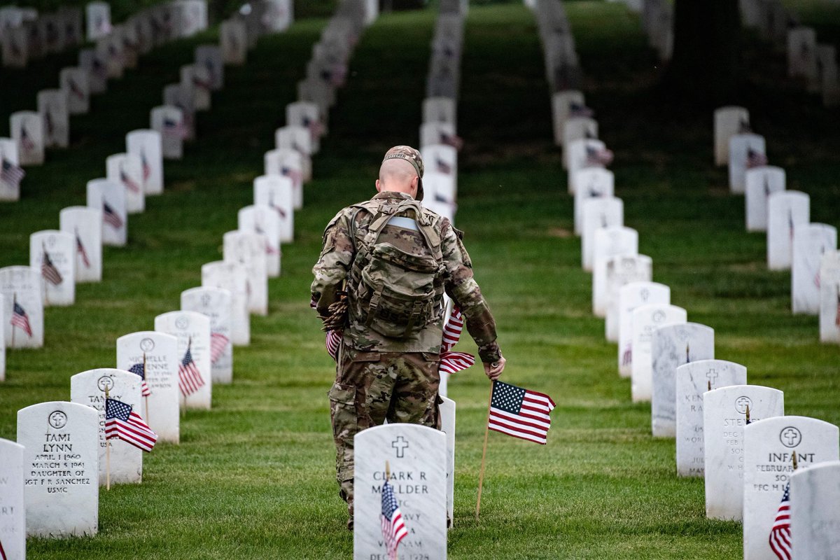 memdayflowers's tweet photo. Today we remember all those who served in the military, both past and present. Their sacrifices will never be forgotten. Join us in supporting our veterans and honoring their legacy. 🌹 #Veteran 
Photo by Elizabeth Fraser U.S. Army / Arlington National Cemetery / released. https://t.co/tQUxLgaidW