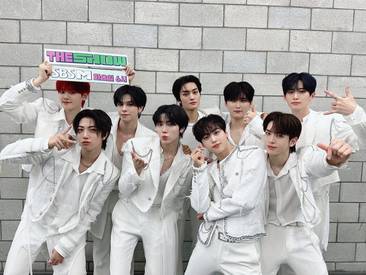 theshow_offcl's tweet photo. 힝..🥺
#더쇼 가 짱래비티 좋아해두 돼...❓
짱래비티 사랑해두 돼...❓
더쇼라고 뭐 #CRAVITY 없이 사냐...🥹
짱래비티 없이 어떻게 눈 뜰 수 있겠어 👀
💗사랑💗 아님 ☠죽음☠ 뿐인 세상에서
더쇼는 고민하지 않고 ‼️
@CRAVITYstarship #Love_or_Die
이 멋진 남성들을 선택하겠습니다🫢
👇🏻👇🏻👇🏻👇🏻👇🏻 https://t.co/v92JxhGLpe
