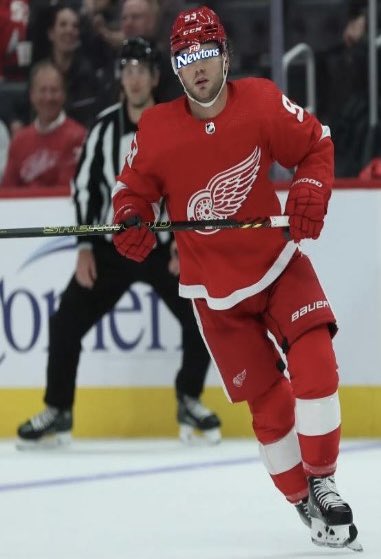 PapaSulcata's tweet image. Redwings new logo on their visors is wild. It’s inconvenient but I’m sure he loves Fig Newtons. #Redwings #trashlogo #garbagepatch