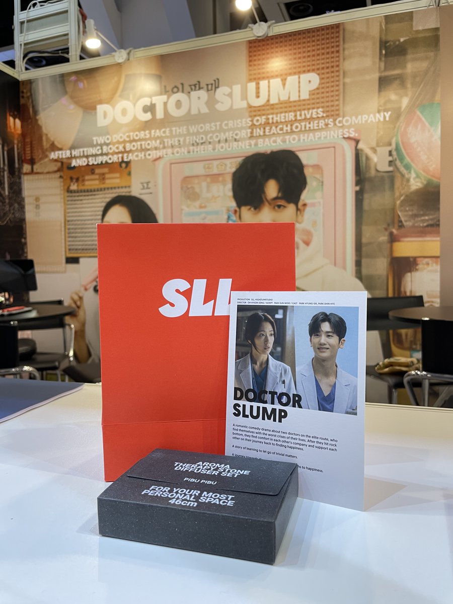 Photo from the sight of FILMART 2024! 
Many participants enjoy the gift we prepared 😊

#DoctorSlump #WooNeulCouple #ParkHyungSik #ParkShinHye #SLL #PromotionalGift #FILMART2024
#ドクタースランプ #パクシネ #パクヒョンシク