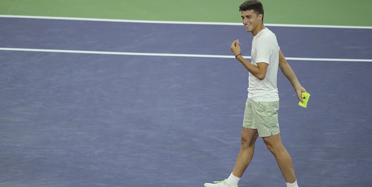 giochiolimpici's tweet photo. NON È UN SOGNO 😍🇮🇹🤩 Luca Nardi ha battuto Novak Djokovic e si è qualificato per gli ottavi di finale del torneo di Indian Wells. Un ragazzo di 20 anni di Pesaro che ci mostra ancora una volta la magia dello Spirito Italiano. Che orgoglio! 🇮🇹🇮🇹🇮🇹

#LucaNardi #Djokovic #12marzo https://t.co/nfJfteAS0a