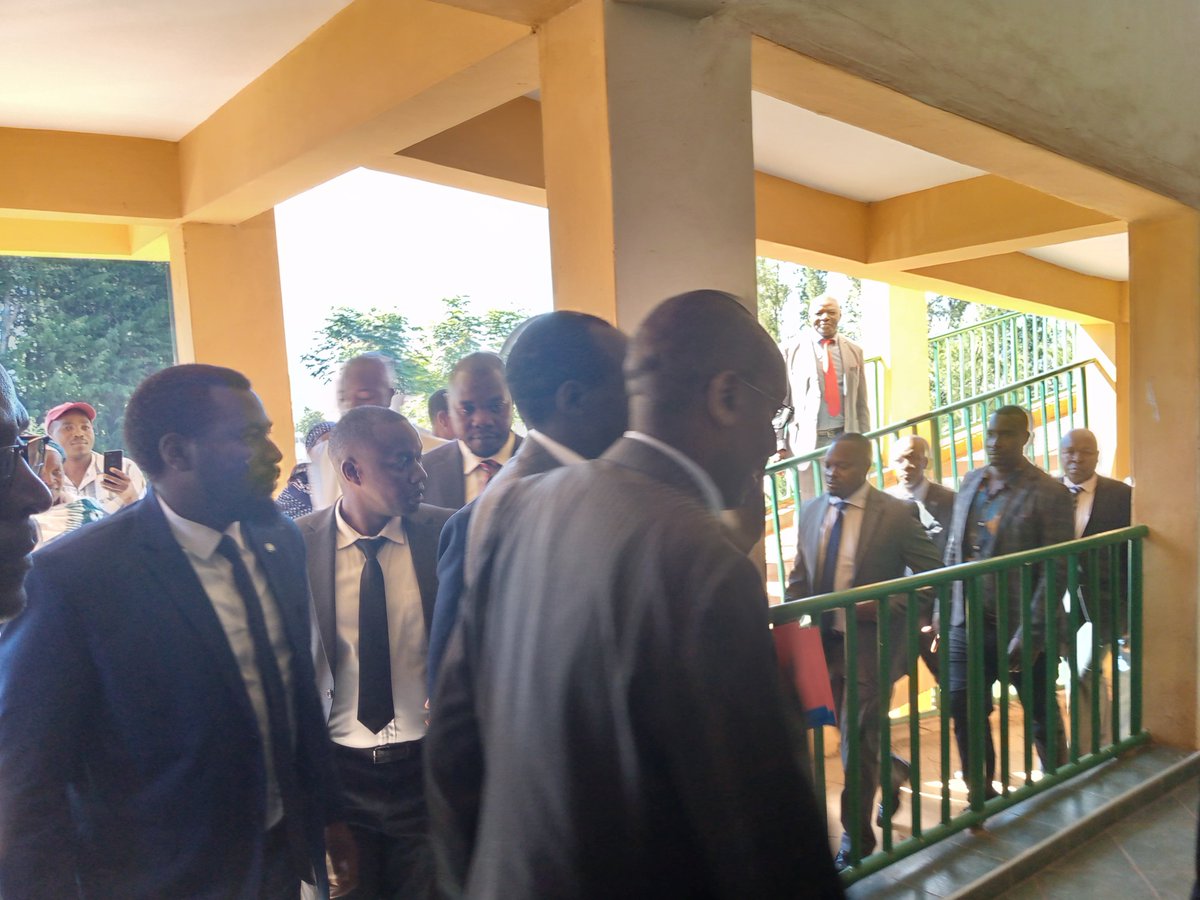 EtayaTvKisii's tweet photo. Kisii Governor Simba Arati arrives at Nyamira Law Courts after being summoned to appear before the Land and Environment court by Judge Kamau Mugo on the Keroka border dispute. https://t.co/TvR7bUqhao