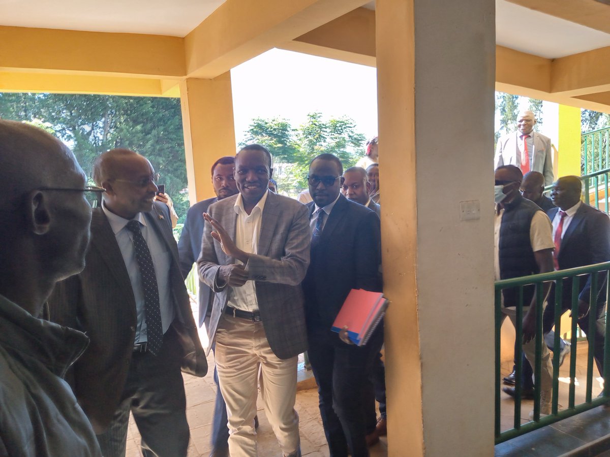EtayaTvKisii's tweet photo. Kisii Governor Simba Arati arrives at Nyamira Law Courts after being summoned to appear before the Land and Environment court by Judge Kamau Mugo on the Keroka border dispute. https://t.co/TvR7bUqhao
