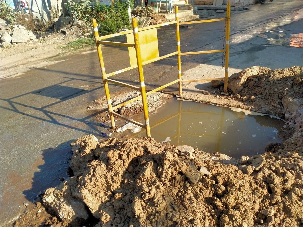 krishnacharybjp's tweet photo. GHMC 133 Division Kowkoor Bharath nagar For the last two to three months, it has been called a water problem Water pipe line and drainage pipe line went in the same line.The water is leaking and the drainage is also leaking, both of them are getting mixed in the water, https://t.co/DthiR15Zef